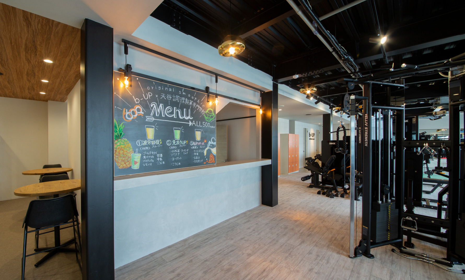 カフェのような空間でトレーニング